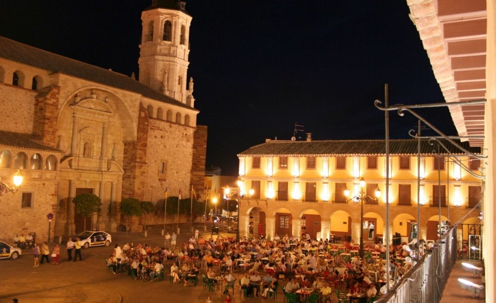 Plaza Mayor con terrazas llena en una imagen de archivo