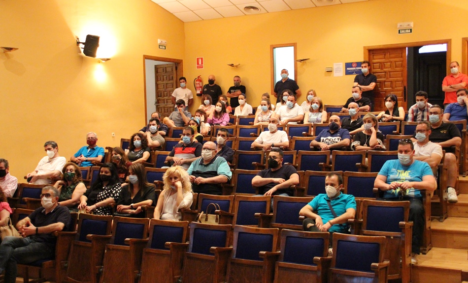 Hosteleros y comerciantes locales durante la presentación