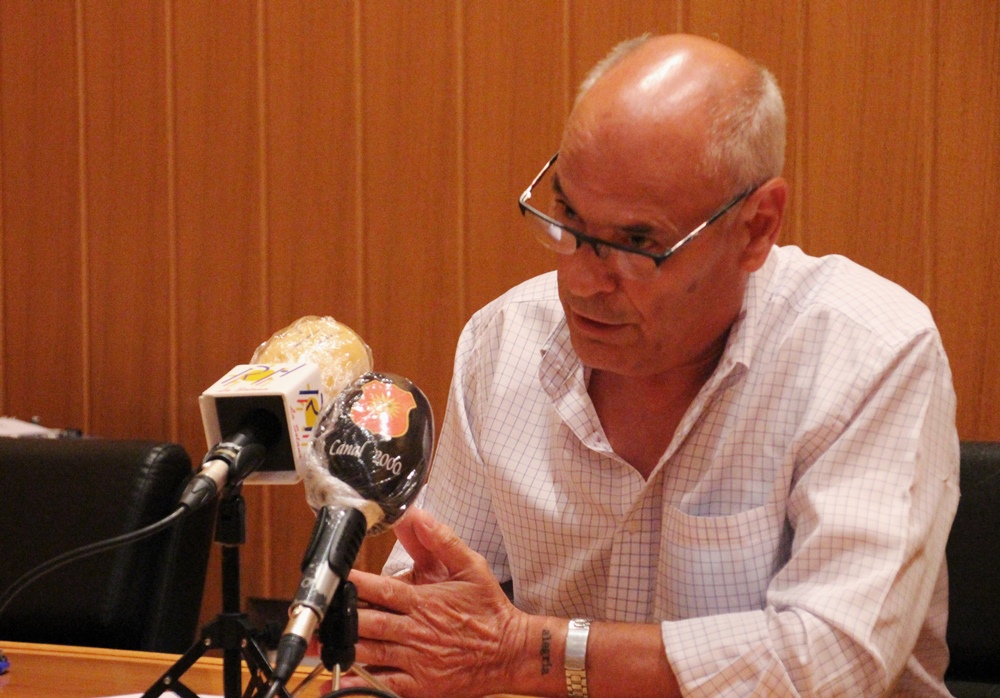 Luis Romero anunciando la suspensión de la feria