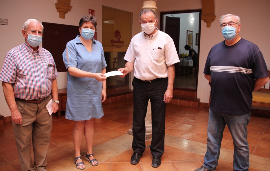 Cáritas entrega cheque estuches de vino