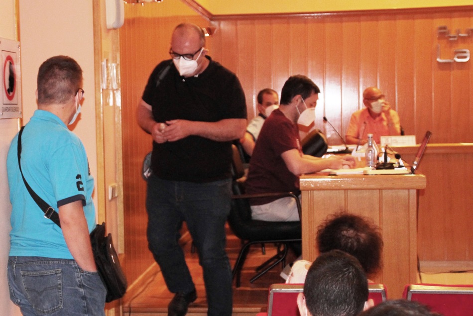 El concejal de Ciudadanos Julián Díaz-Cano se marcha expulsado del pleno