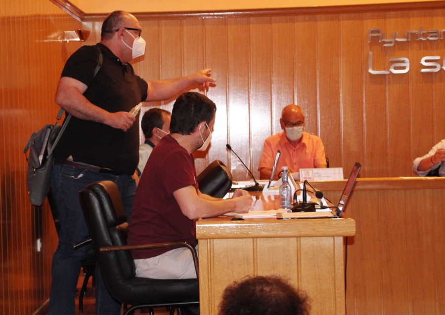 El concejal de Ciudadanos Julián Díaz-Cano señala al alcalde una vez expulsado