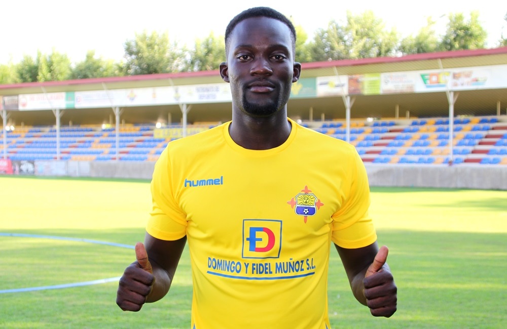 Meshack con su nueva camiseta en La Moheda - copia