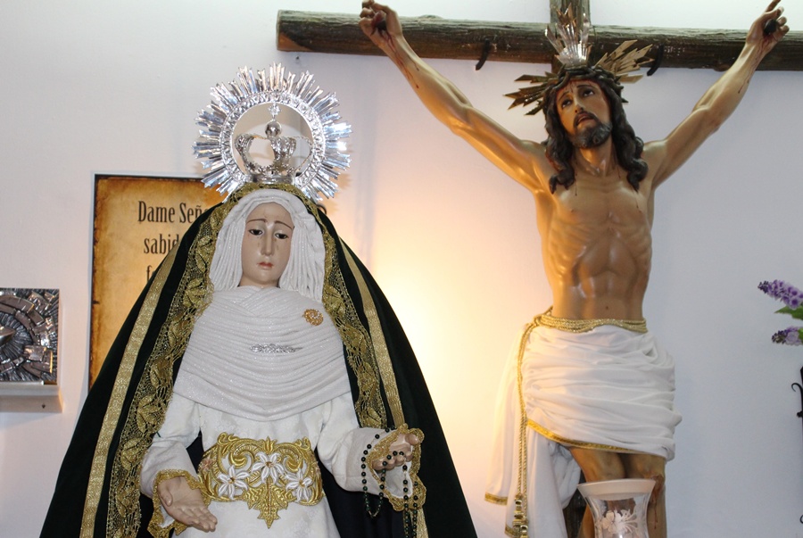 Virgen Esperanza antigua junto al Cristo del Amor