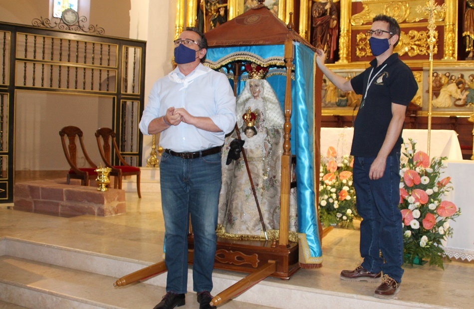 1-El alcalde da los vivas tras abrir el cochecillo dentro de la parroquia - copia