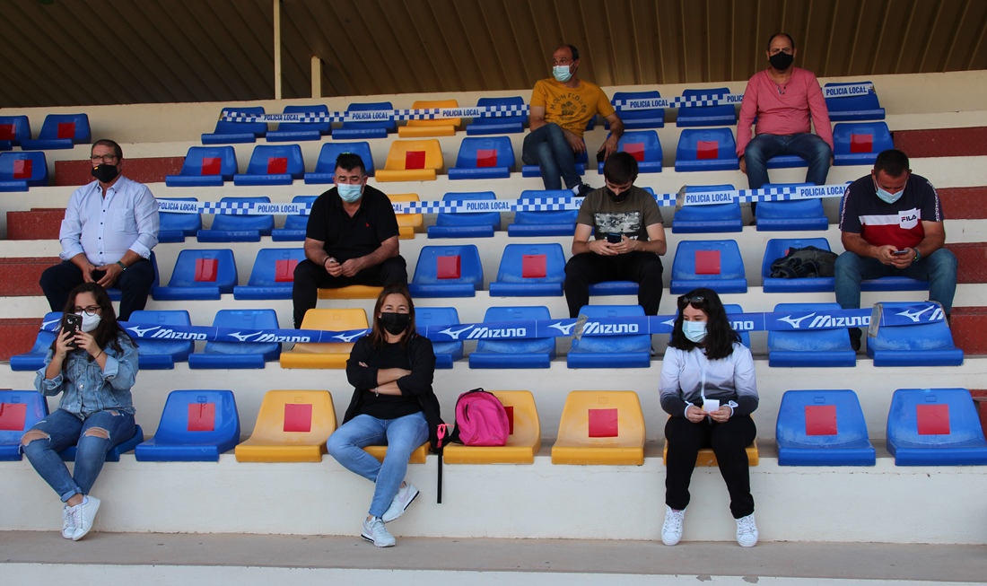 Afcionados sentados en los puntos verdes