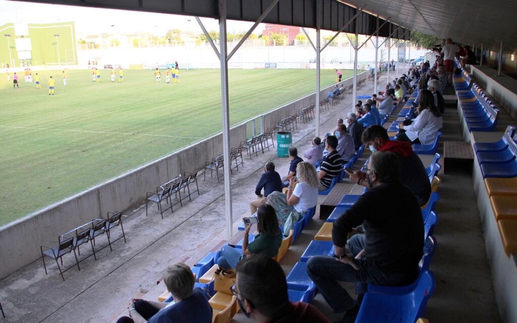 Aficionados en la grada con filas enteras cerradas