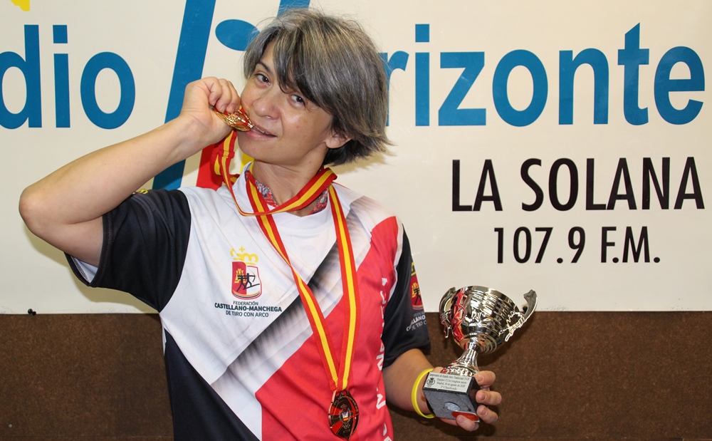 Ana María muerde la medalla de oro
