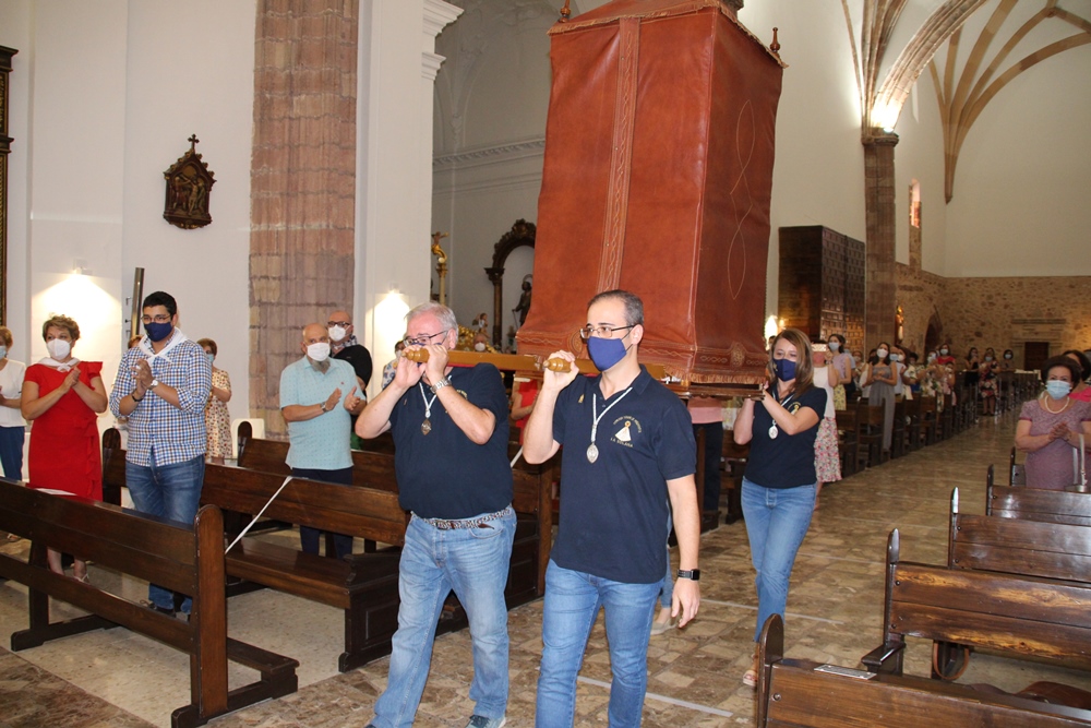Este año el altar de llegada ha sido en la propia parroquia - copia