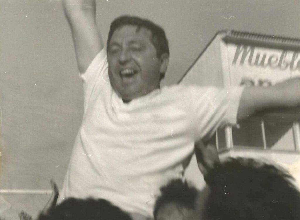 Eusebio Naranjo a hombros el día del primer ascenso a Tercera División 11-6-1989