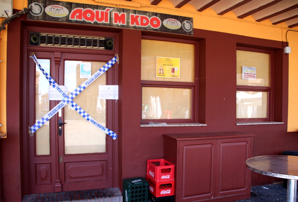 Bar precintado por la policía