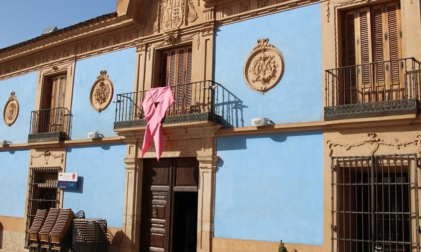 Fachada Don Diego con lazo rosa