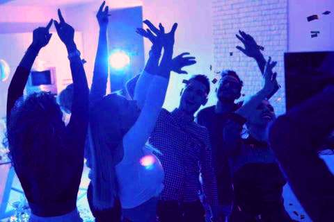 grupos-de-jovenes-se-juntan-en-fiestas-para-contagiarse-del-coronavirus-5f3104d278cca