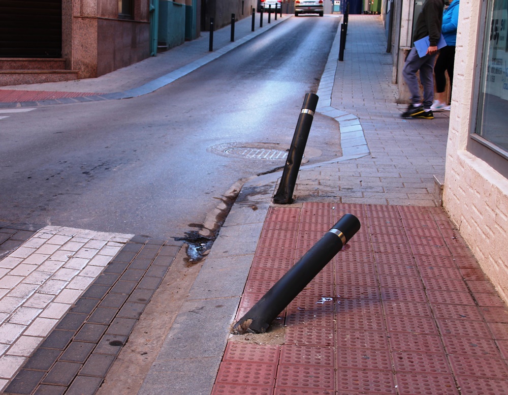 Accidente bolardos calle carrera