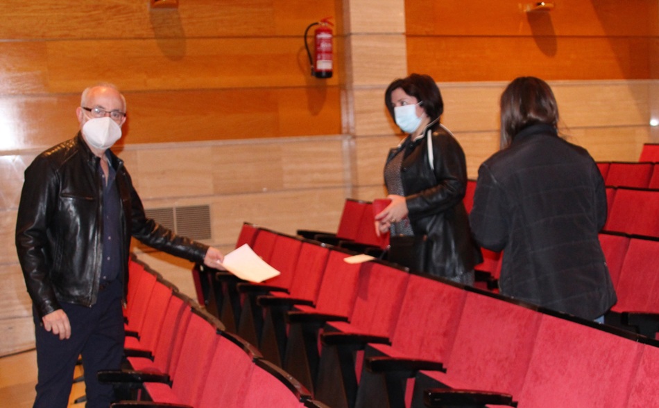 Acomodando a público antes de la representación