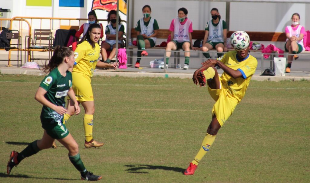 Gabrielle golpea un balón durante el partido