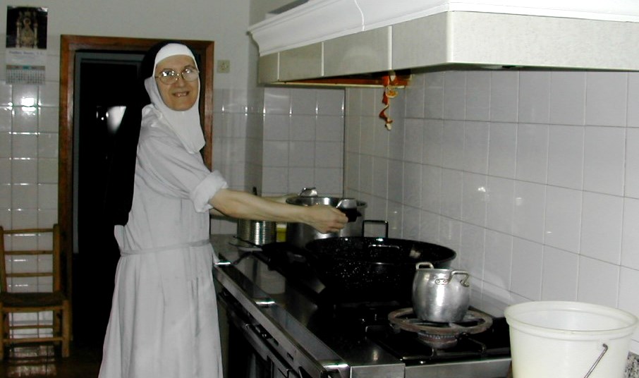 Sor Carmen trabajando en la cocina del convento dominico