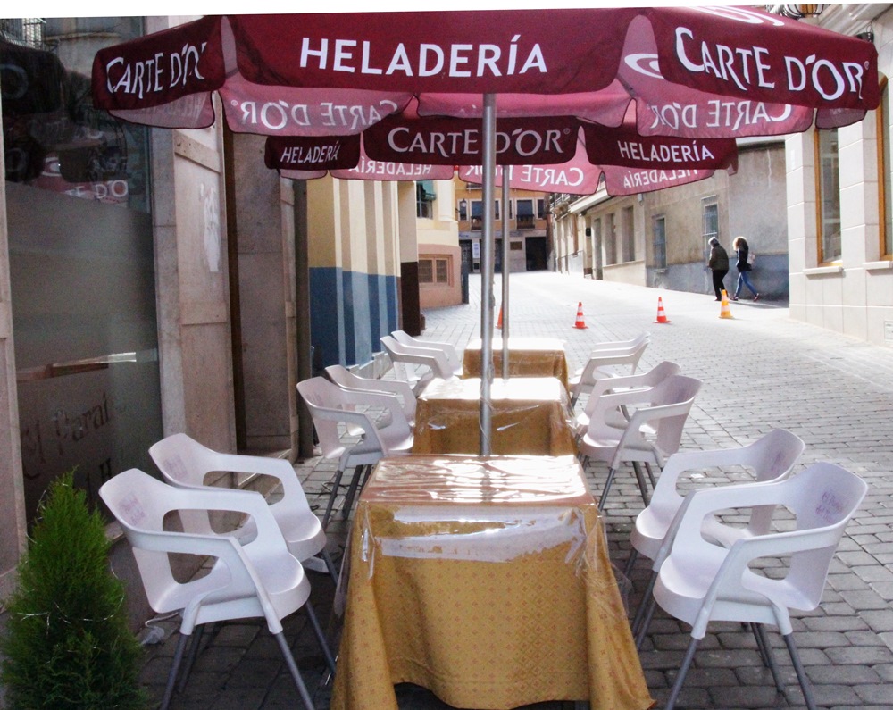 Cafeteria Isidro terraza mesas camilla2