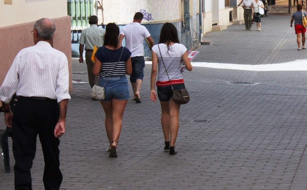 Ciudadanos caminando por la calle Cervantes