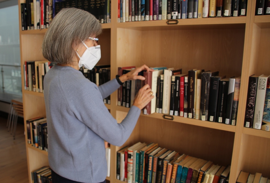 Ramona Serrano en la biblioteca