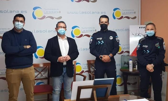 Santiago Ortiz junto al alcalde el concejal de seguridad y una oficial