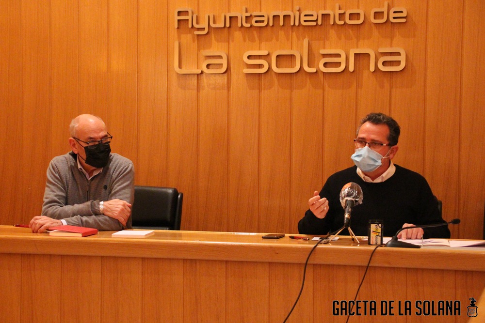 Alcalde y concejal en rueda de prensa suspension Carnaval