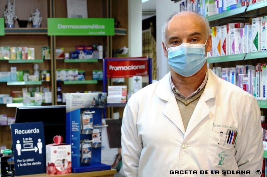 Alfredo Carvajal en su farmacia-1