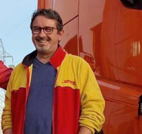 Gonzalo Moya junto a su camión