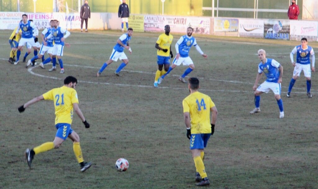 La Solana-Manchego Pirri lanza una falta