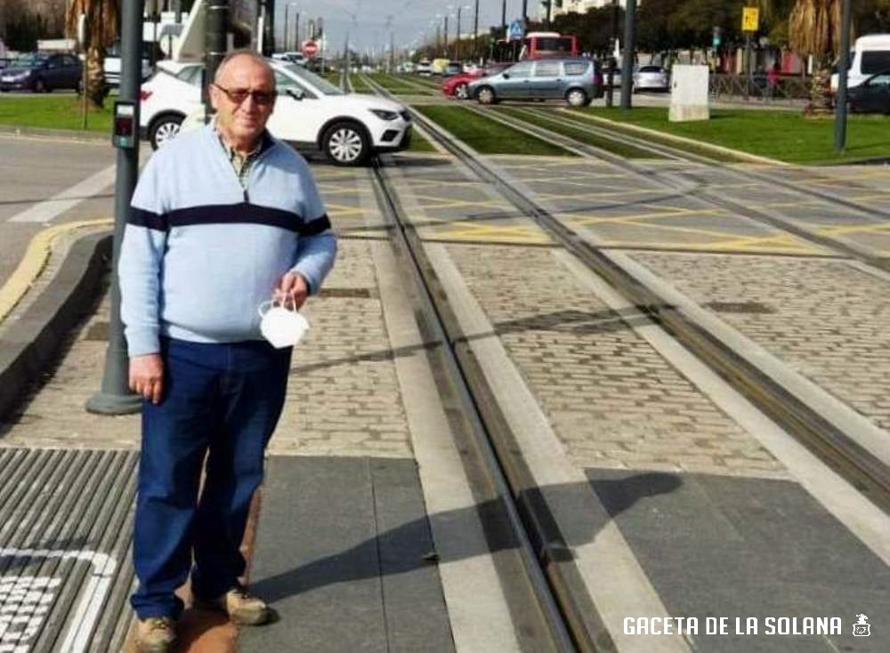 Vicente Delgado junto al tranvía de Granada