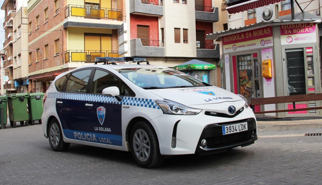 -Coche patrulla en la plazuela