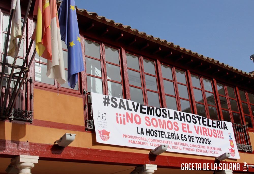 Hosteleros pancarta Ayuntamiento