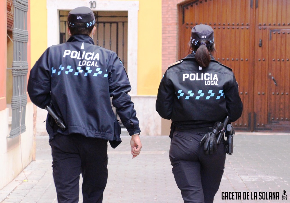 Policías de patrulla por el centro