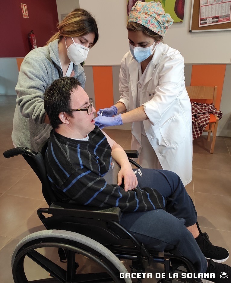 Un usuario del CADIG El Pilar recibe la vacuna