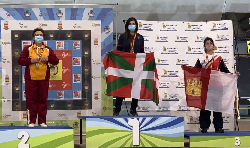 Ana María en el podio con la bandera de CLM