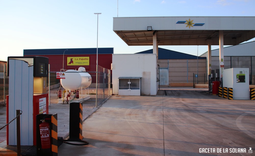 Depósito y surtidor de GLP en la estación de servicio de Cooperativa los Galanes