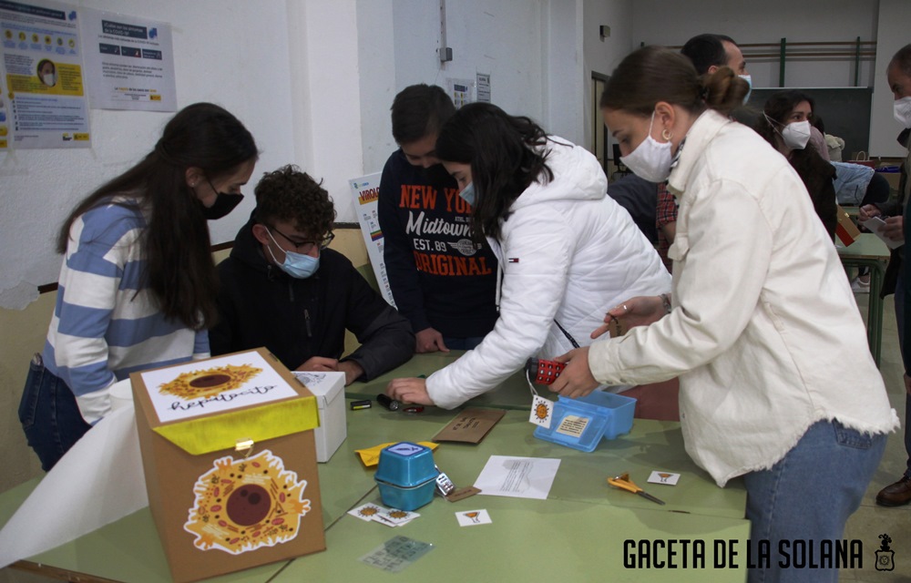 Jóvenes durante la realización del Escape the Cell