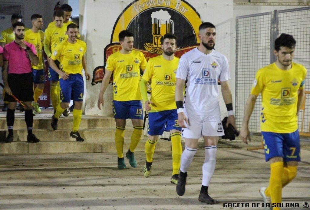 La mayoría de jugadores del CF La Solana tienen su propio trabajo