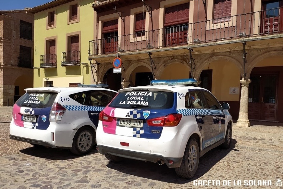 -Coches policía aparcados