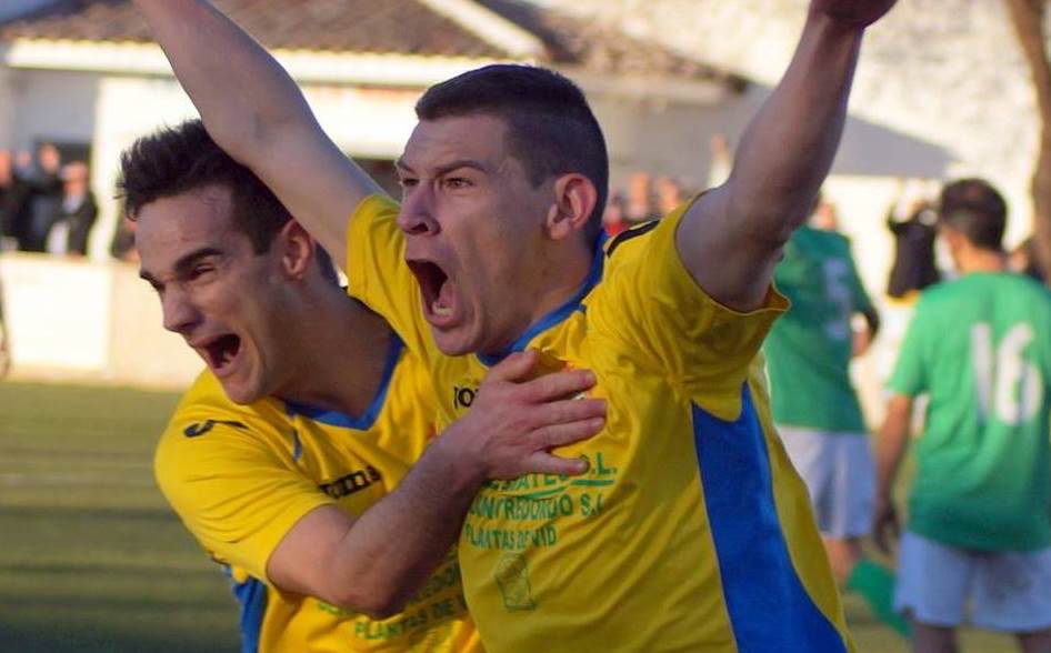 Juli celebra un gol con La Solana
