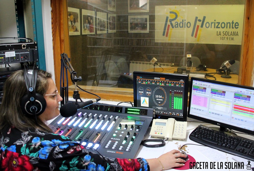 Rocío Reinoso ha conducido la fase de votación en Radio Horizonte