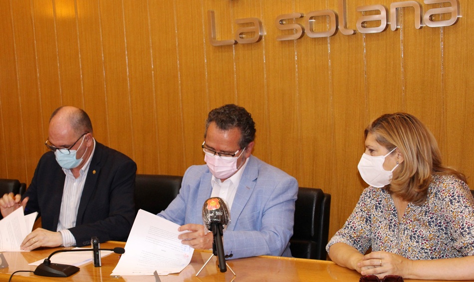 Contenedores Ropa Cáritas firma