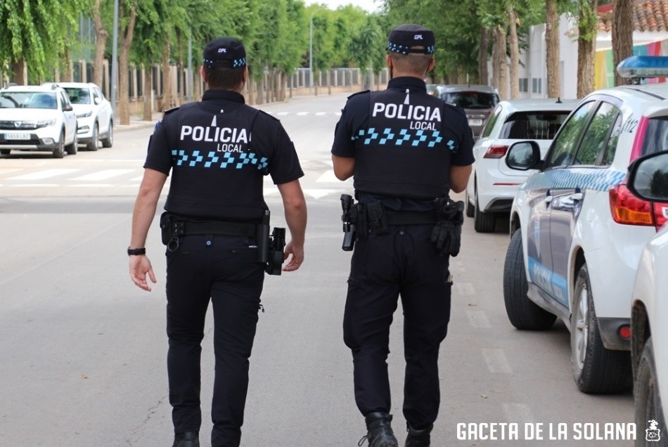-Dos policías de patrulla