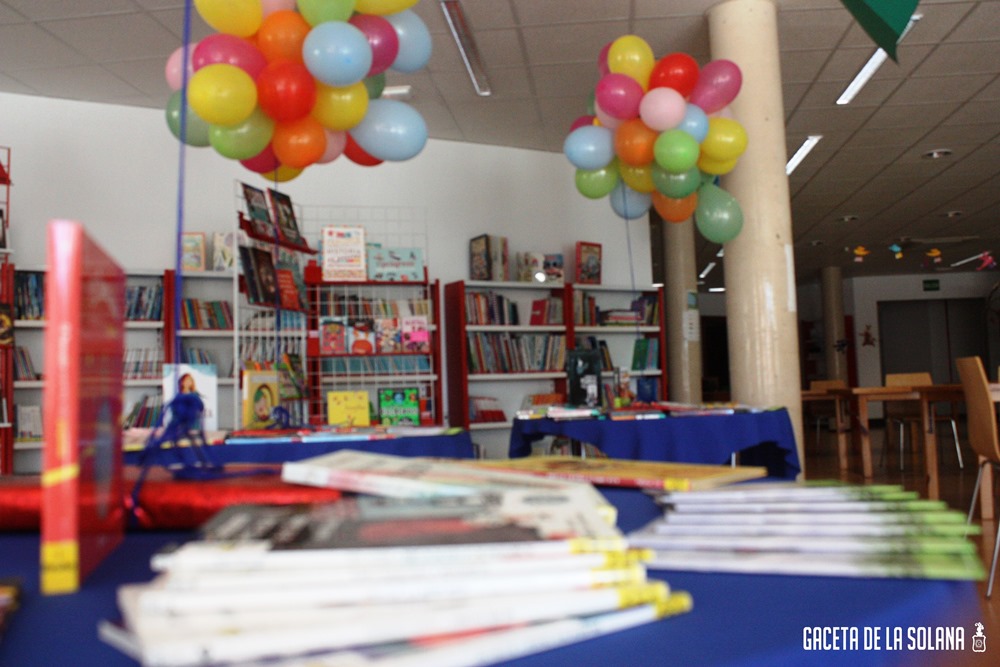 El área infantil de la Biblioteca municipal ha sido decorada por Marisol Luna