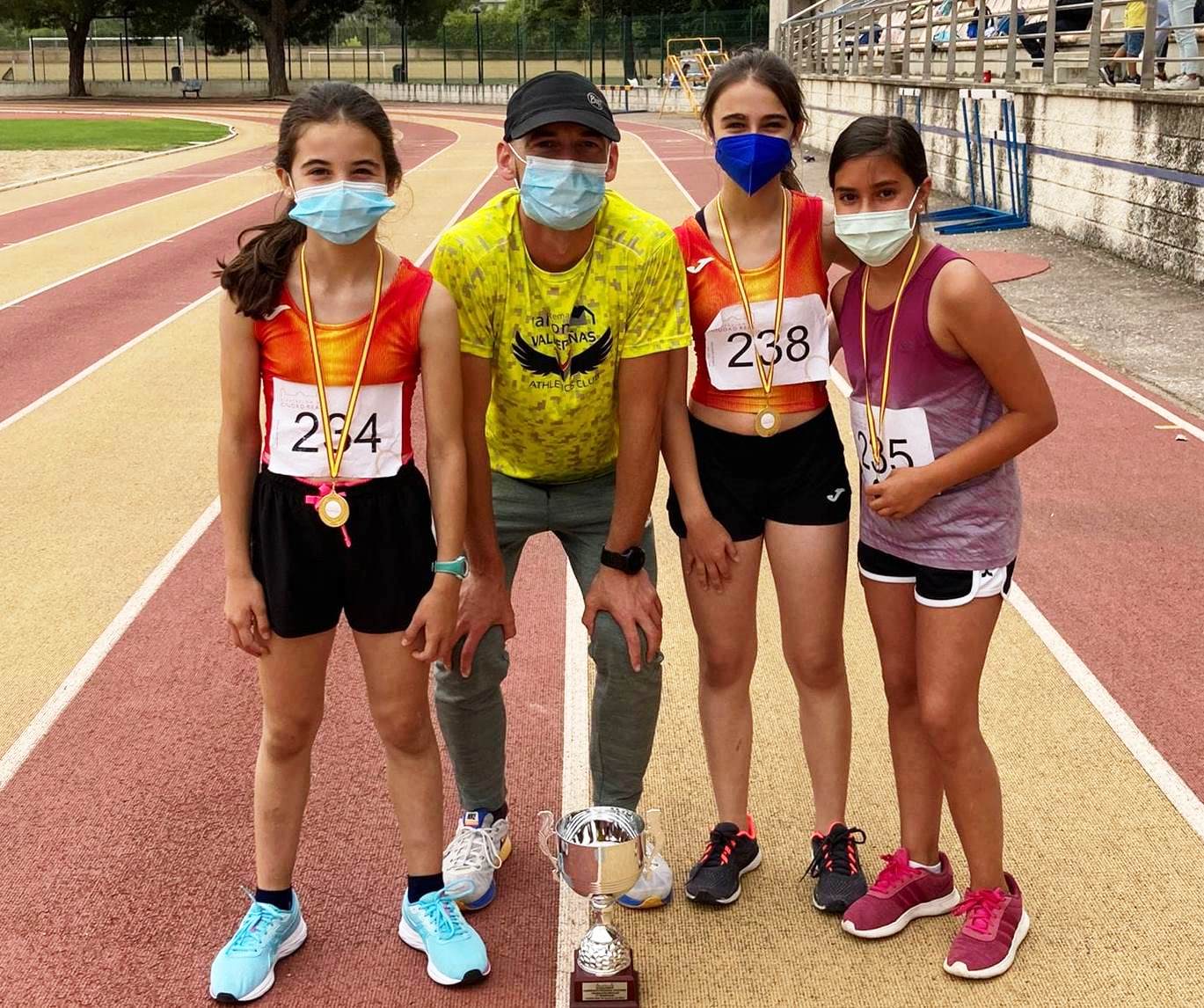 Pedro Julián Moreno con los solaneros en el provincial sub-12 por equipos