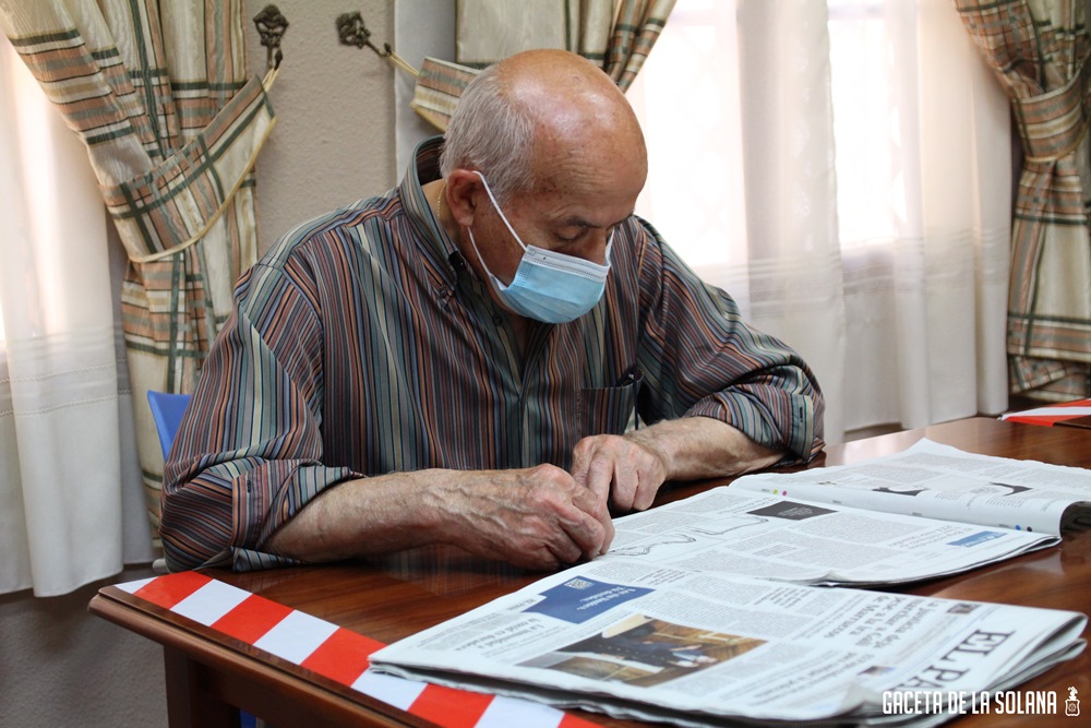 Usuario leyendo la prensa postcovid