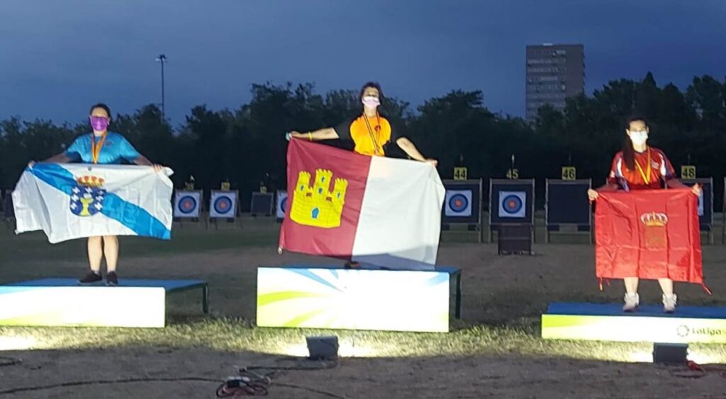 La arquera solanera en lo alto del podio