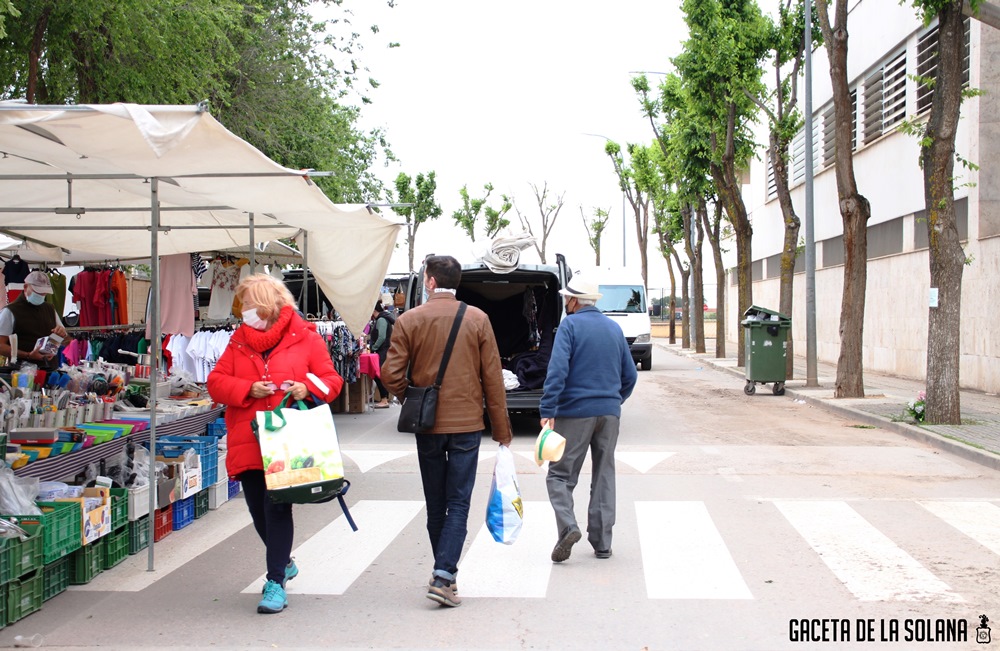 Mercadillo gente paseando 2021