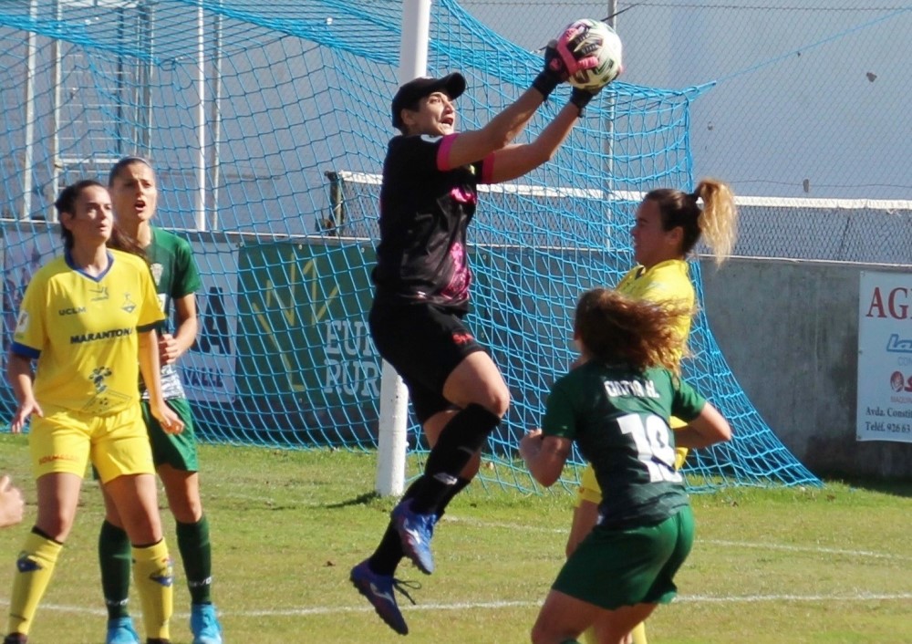 Norma atrapa un balón en el debut en casa ante el Córdoba