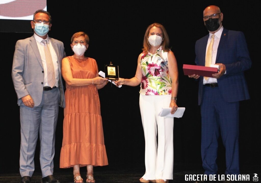 Pregon entrega de placa a las pregoneras